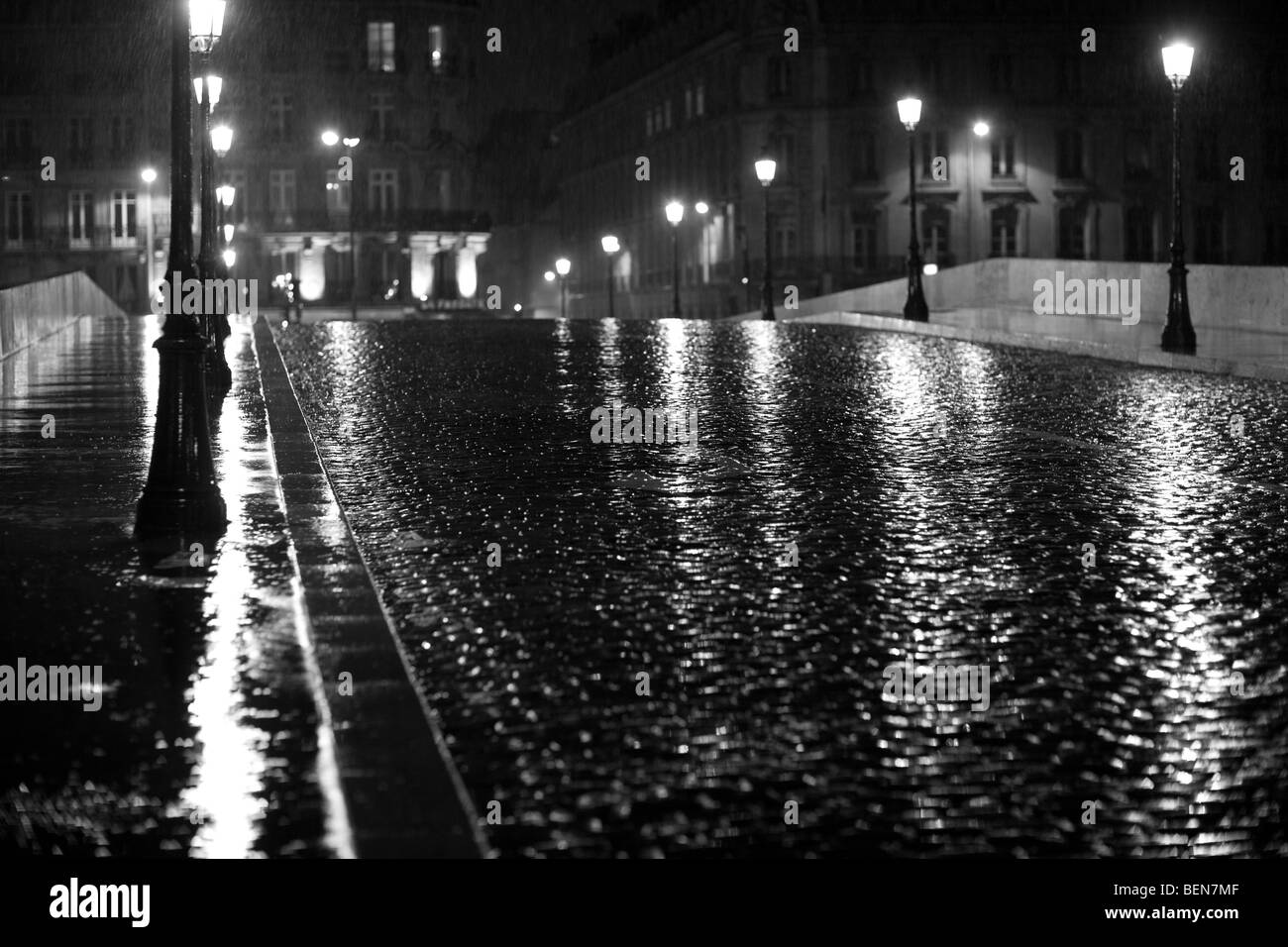 Regnerischen Nacht Straßenszene in Paris Stockfoto
