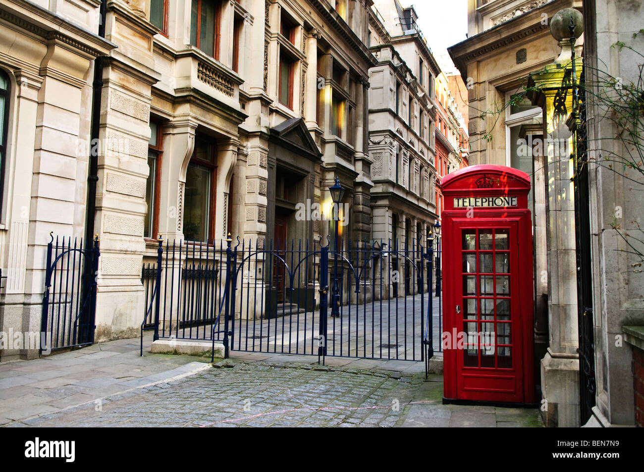 Rote Telefonzelle in der Nähe von Altbauten in London Stockfoto