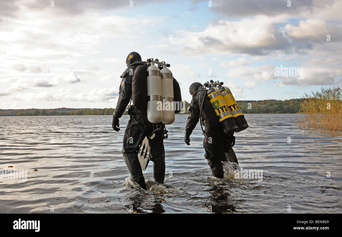Zwei Taucher, die Vorbereitung eines Tauchgangs in Esrum See, Dänemark. Stockfoto
