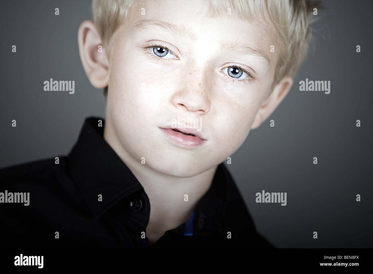 Markante Porträtaufnahme eines niedliche Blonde Haaren Jungen suchen nachdenklich Stockfoto