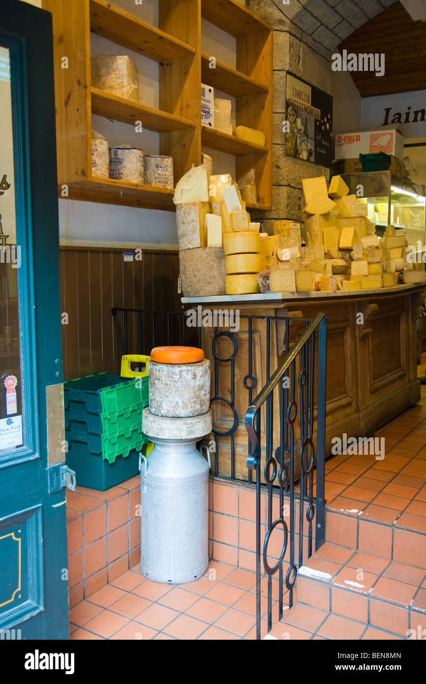 Käse Shop mit einer Auswahl an Käsespezialitäten. Stockfoto