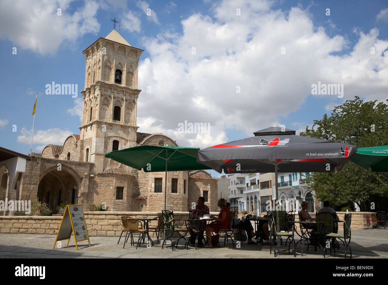 Onstreet Cafés in St. Lazarus Kirche mit Glockenturm Larnaca Zypern Europa Stockfoto