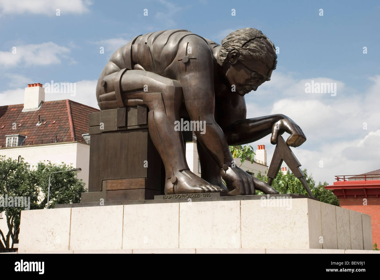 Skulptur von Eduardo Paolozzi (1995), außerhalb der British Library, London Stockfoto