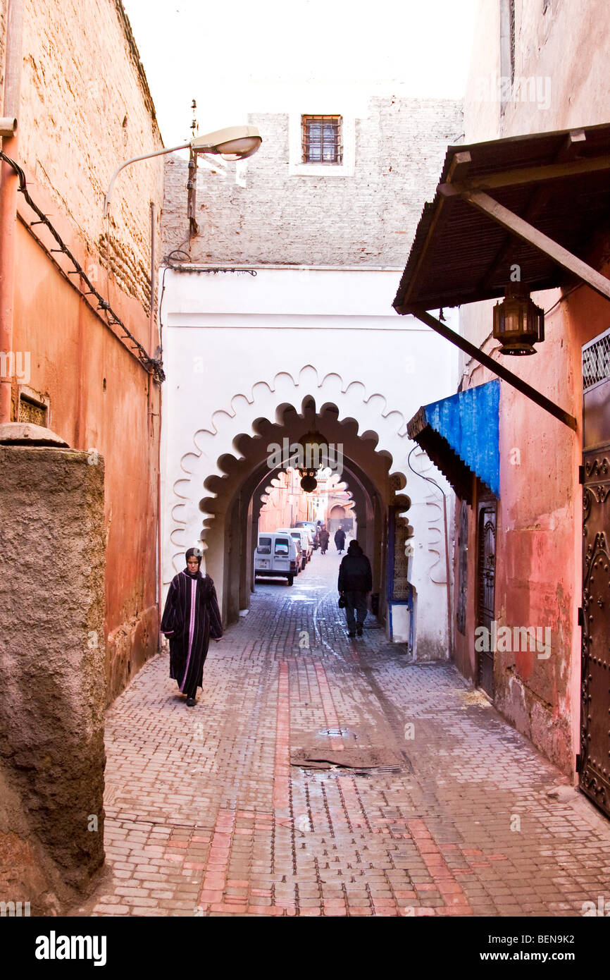 Frau gekleidet in traditionellen islamischen Kleid zu Fuß in den Souk von Marrakesch Medina, Marokko. Stockfoto