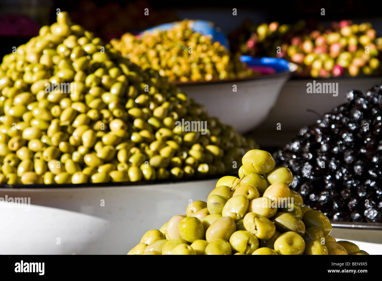 Marrakesch-Lebensmittelmarkt. Oliven zum Verkauf auf einem Straßenstand in der Medina. Marrakesch, Nordafrika Stockfoto