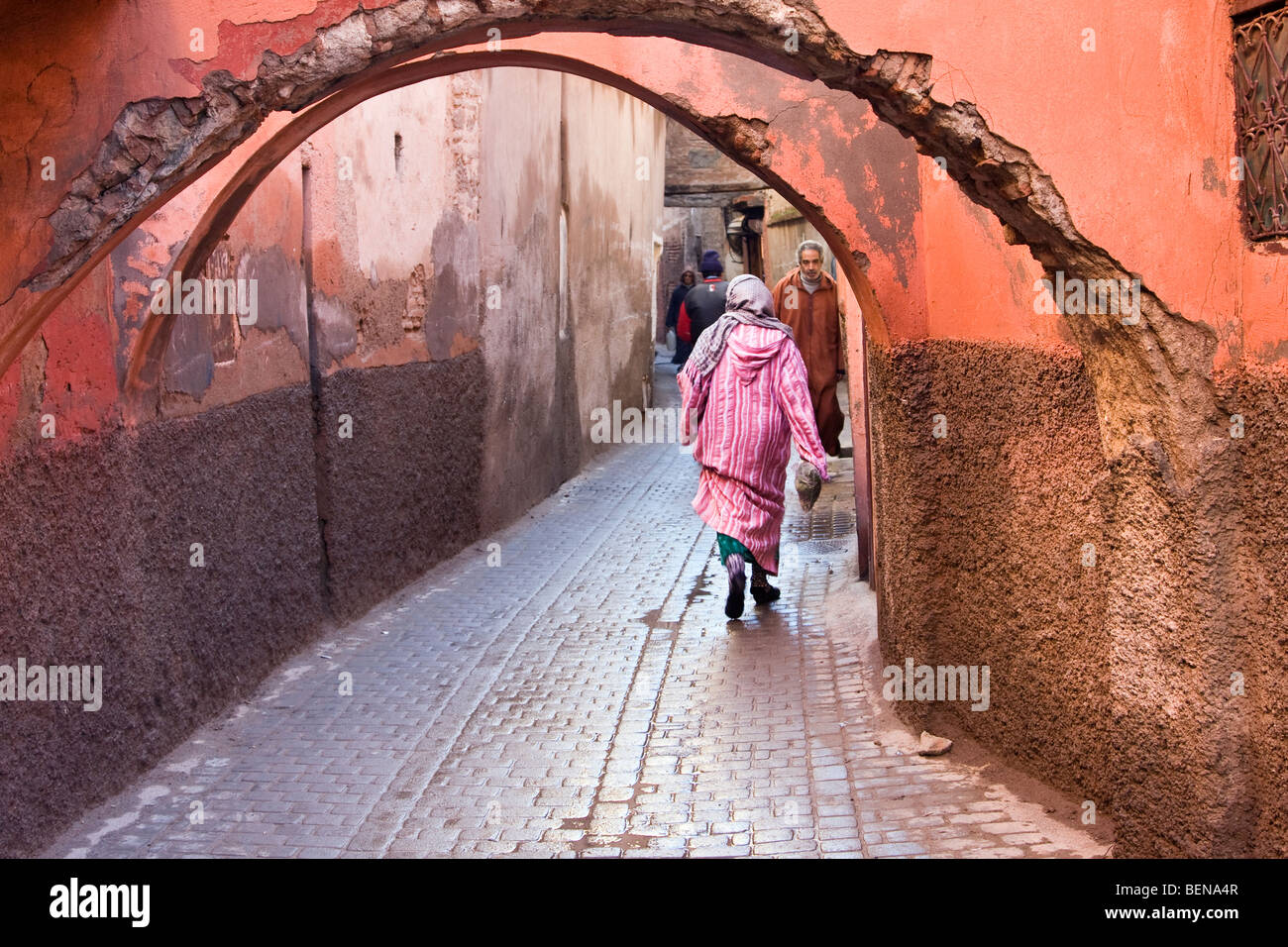 Frau gekleidet in traditionellen islamischen Kleid zu Fuß in den Souk von Marrakesch Medina, Marokko. Stockfoto