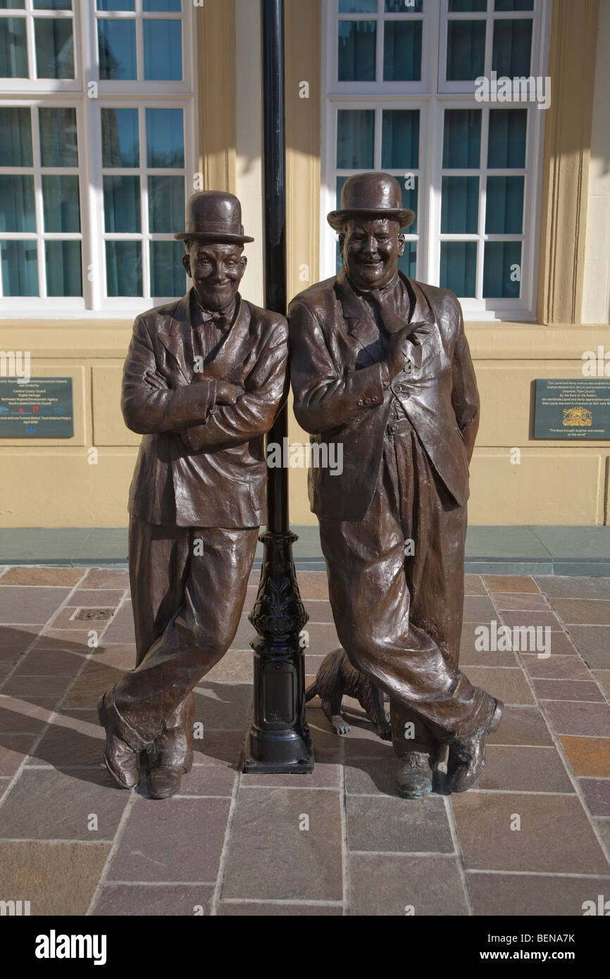 Statue von Stan Laurel und Oliver Hardy in Ulverston, Cumbria, Geburtsort von Stan Laurel und Heimat des Laurel & Hardy museum Stockfoto