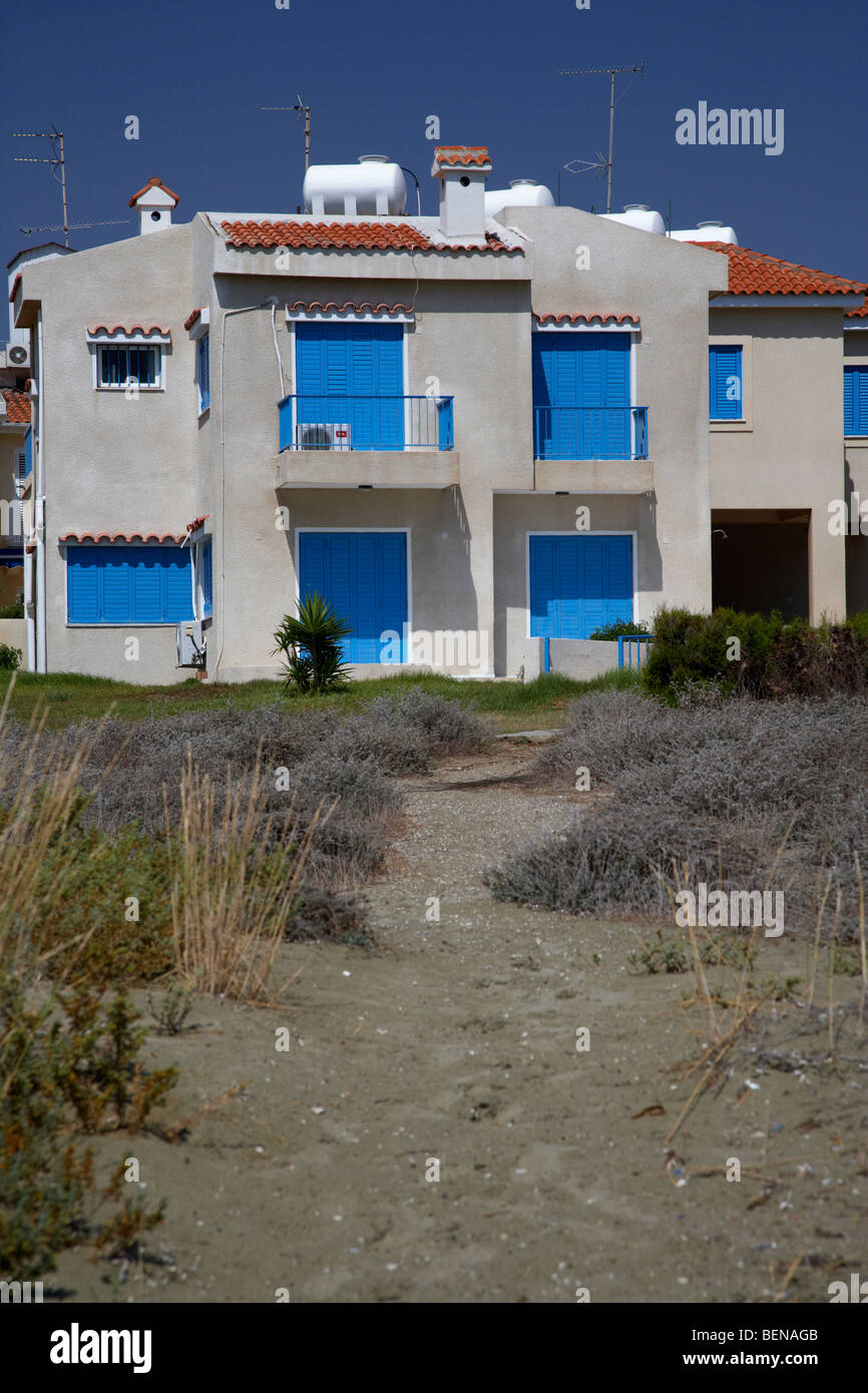 Strandpfad führt zu geschlossenen, leeren Strandwohnungen und Ferienhäusern in Übersee Immobilien und Immobilien larnaca republik zypern europa Stockfoto
