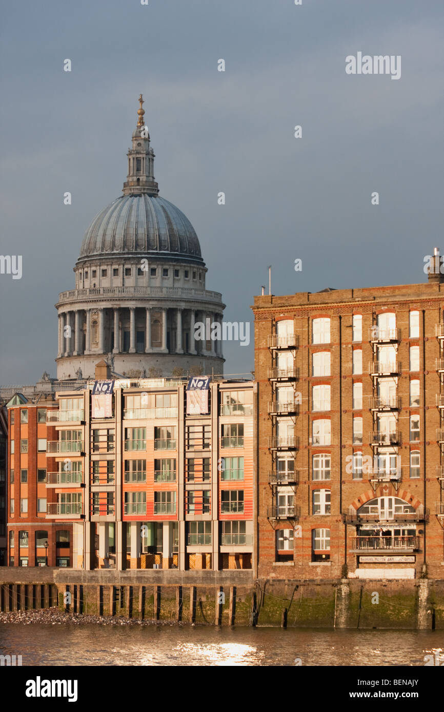 St. Pauls Kathedrale und am Flussufer Gebäude in London, im Winter vom Februar 2009 Stockfoto