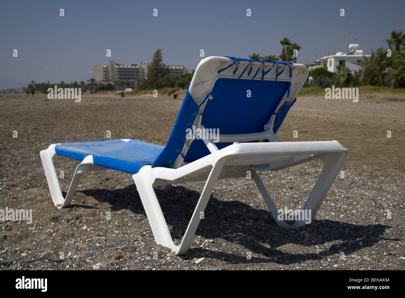 leere Sonnenliege auf Zypern touristische Organisation kommunaler Strand in Larnaca Bay Zypern Europa Stockfoto