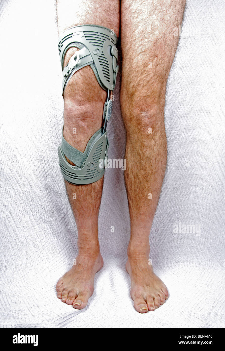 ein Mann mit einer Knieorthese an seinem rechten Bein Stockfoto