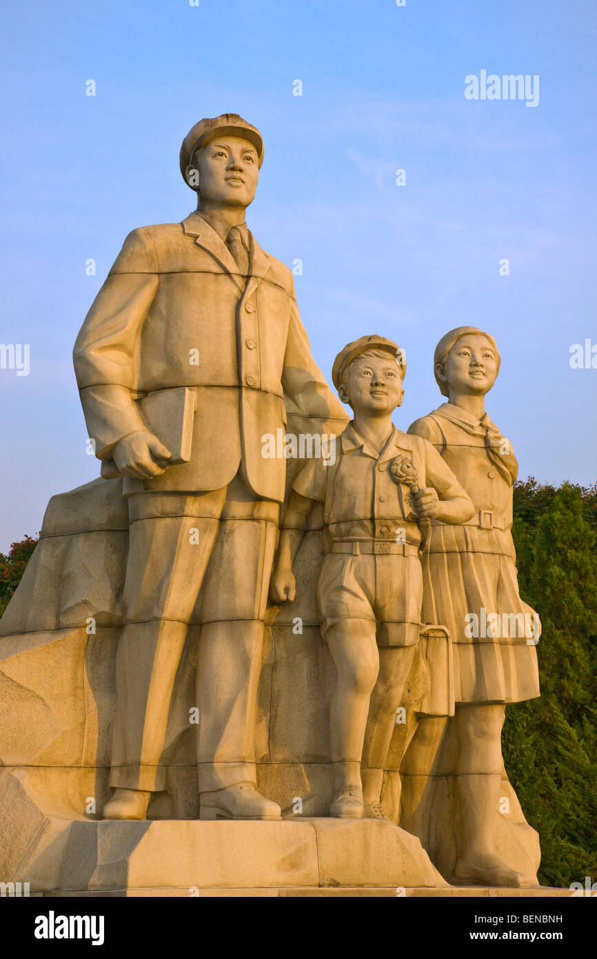 Statuen um Turm der Juche-Ideologie, Pyongyang, Nordkorea Stockfoto