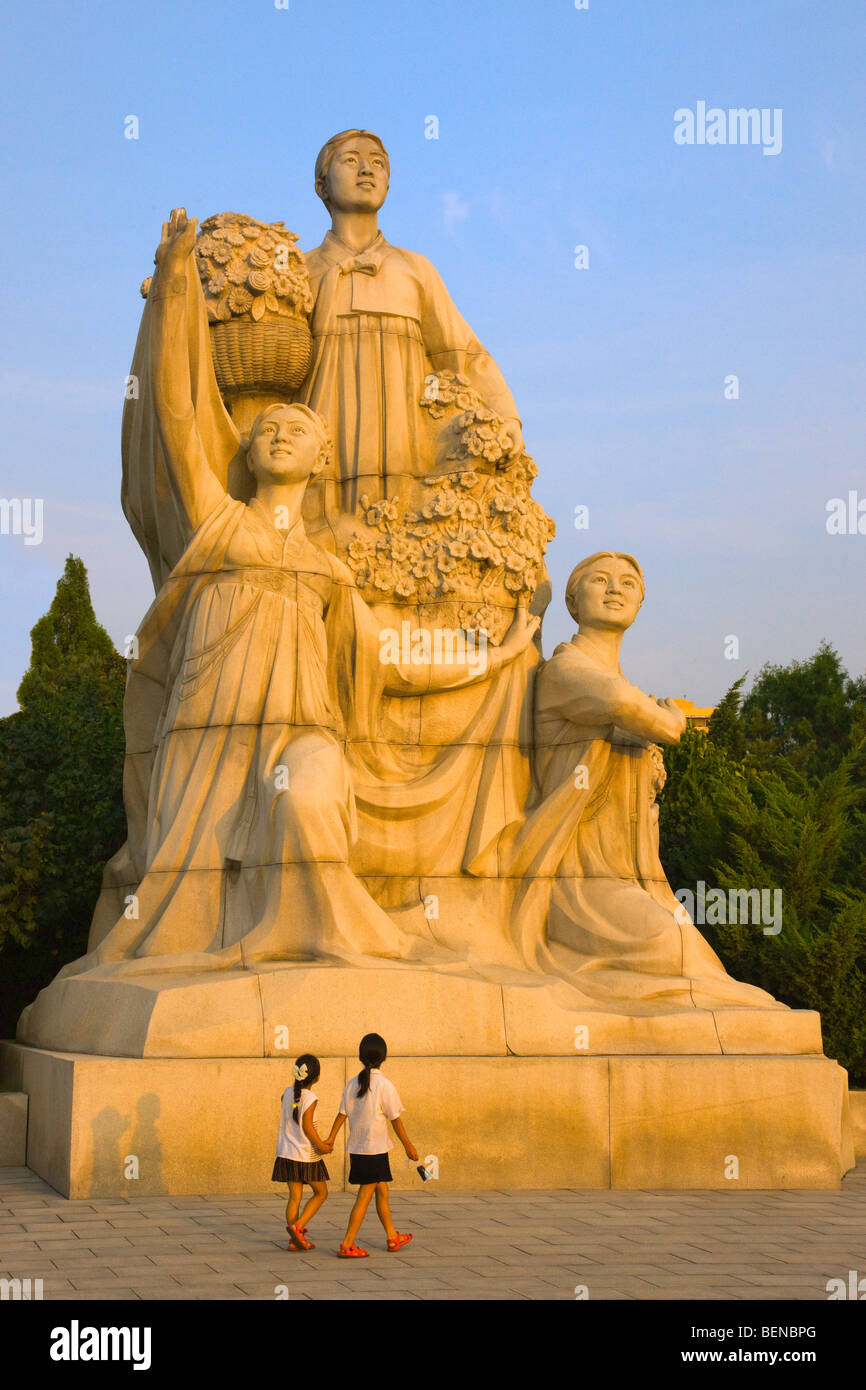 Statuen um Turm der Juche-Ideologie, Pyongyang, Nordkorea Stockfoto