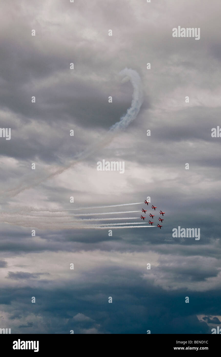 Red Arrows-Ausbildungs-Team bei RAF Waddington 2009 zeigt ihre Präzision fliegen mit ihrer Entstehung "Cobra". Stockfoto