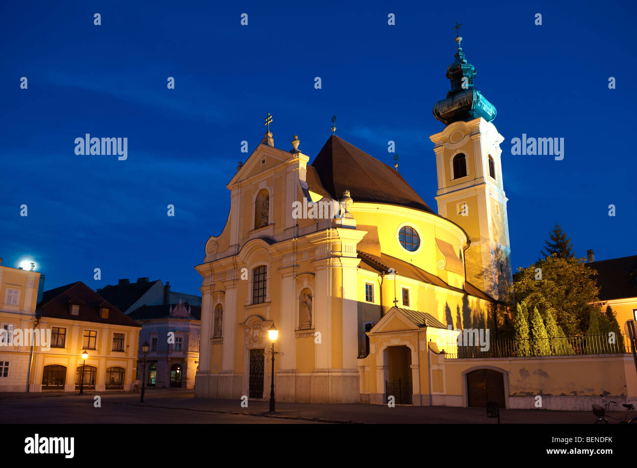 Carmelite Kirche in der Nacht - (Győr) Györ Ungarn Stockfoto