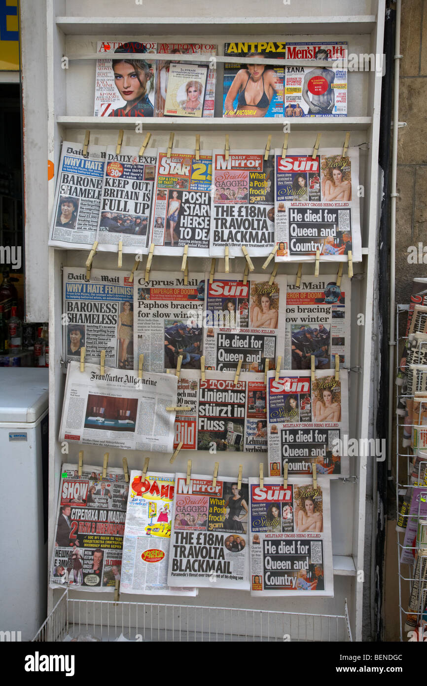 englische britische und internationale Zeitungen zu verkaufen in einer zypriotischen Zeitschriftenläden Larnaca Zypern Stockfoto