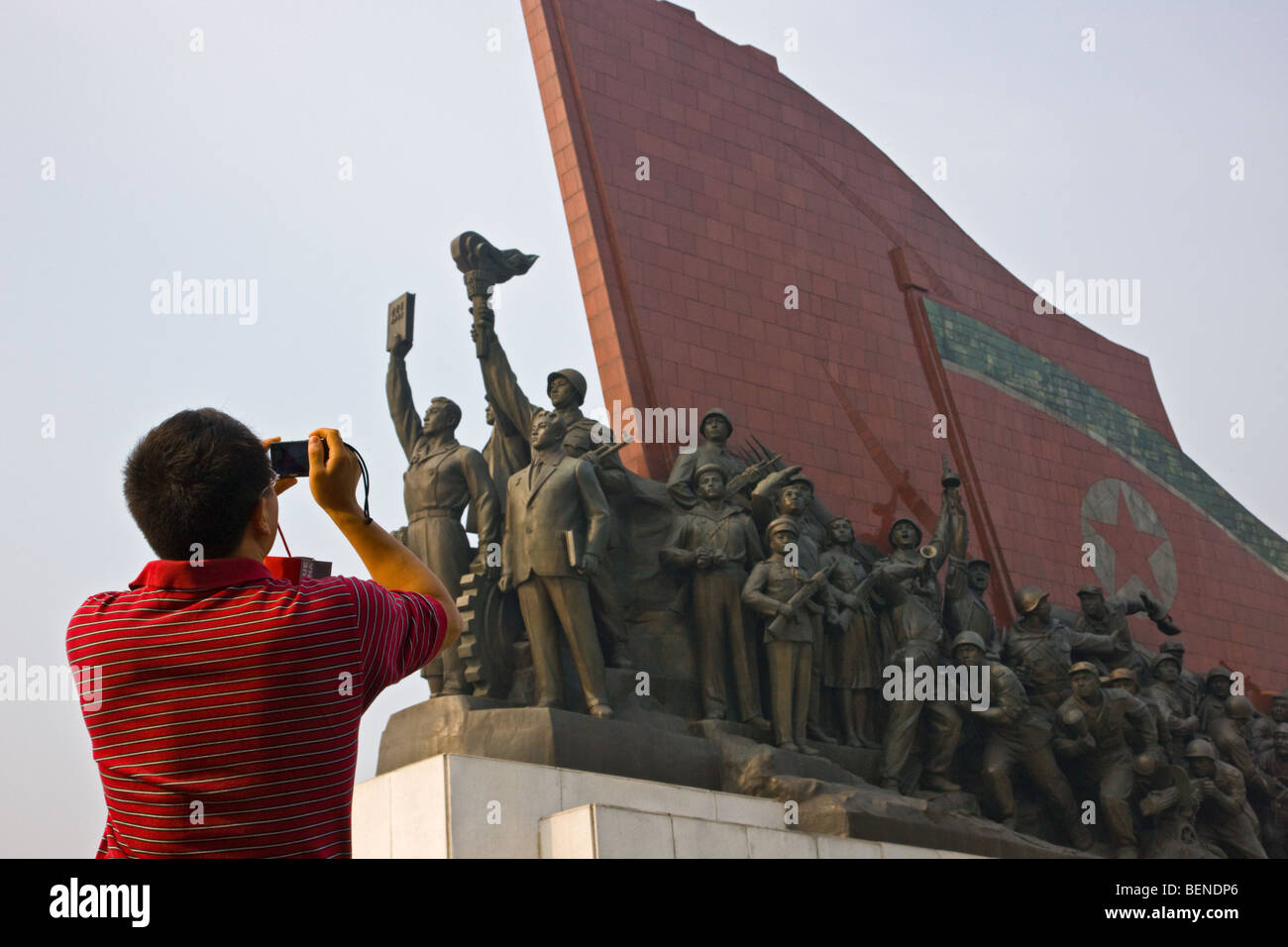 Touristen fotografieren Mansudae Grand Denkmal am Mansudae Hill, Pyongyang, Nordkorea Stockfoto