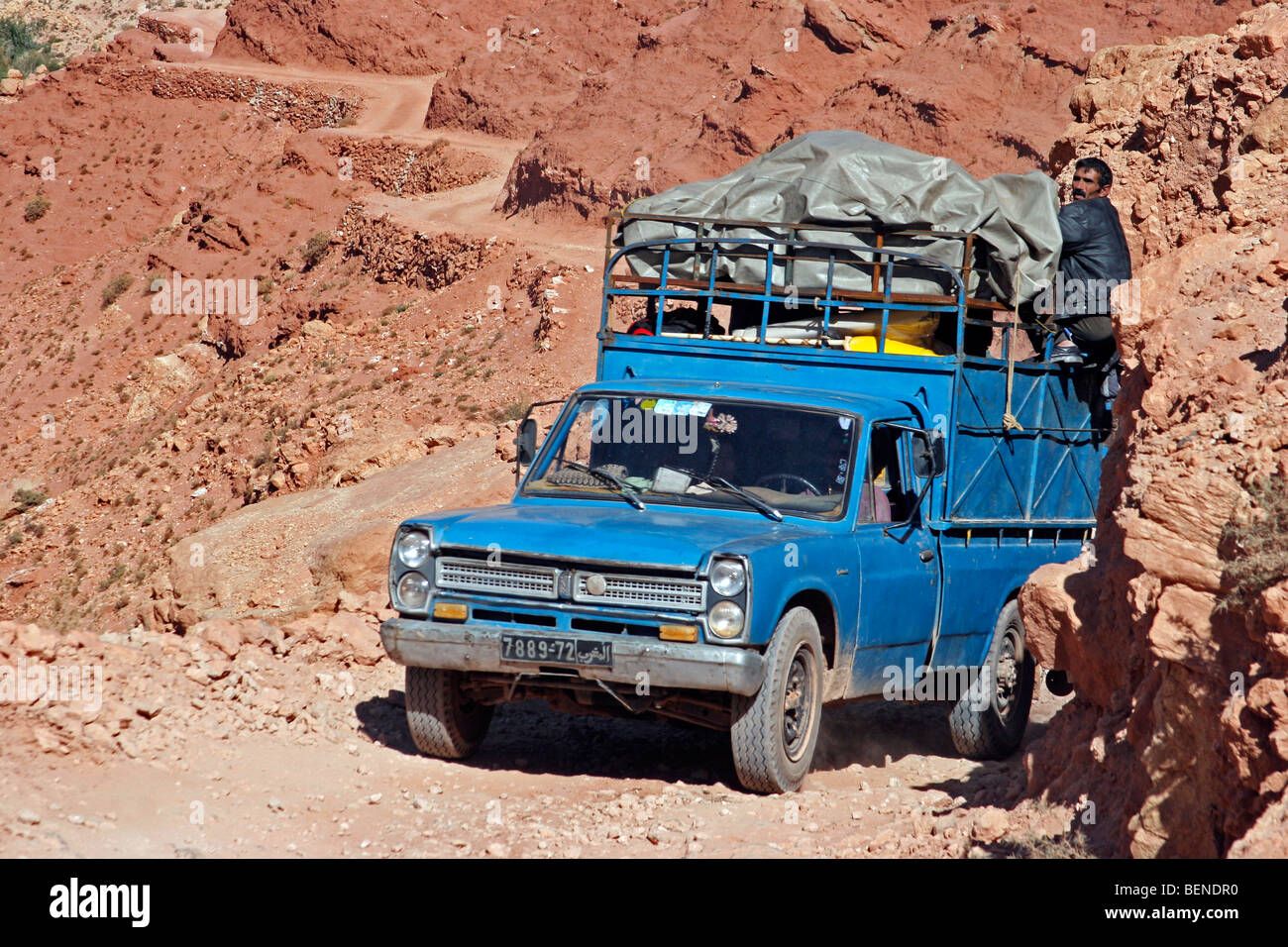 Transport mit beladen Allrad-Pickup-Truck entlang Bergpfad durch das Atlasgebirge, Marokko, Nordafrika Stockfoto