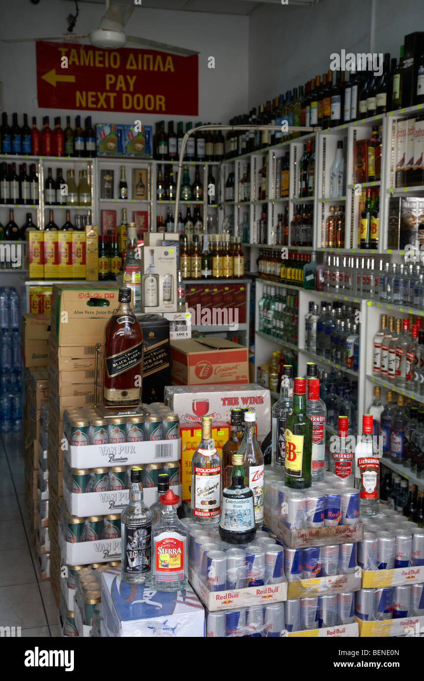 Flaschen Alkohol in einer zyprischen aus Lizenz Larnaca Zypern Stockfoto