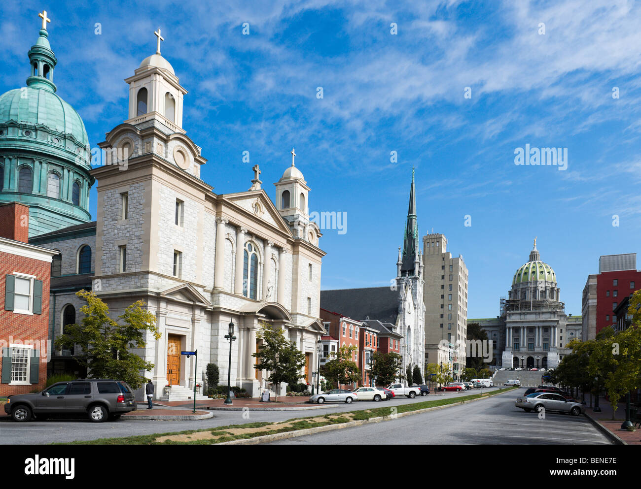 State Street mit dem Capitol-Gebäude an der Spitze und St. Patrick Kathedrale in den Vordergrund, Harrisburg, Pennsylvania, USA Stockfoto