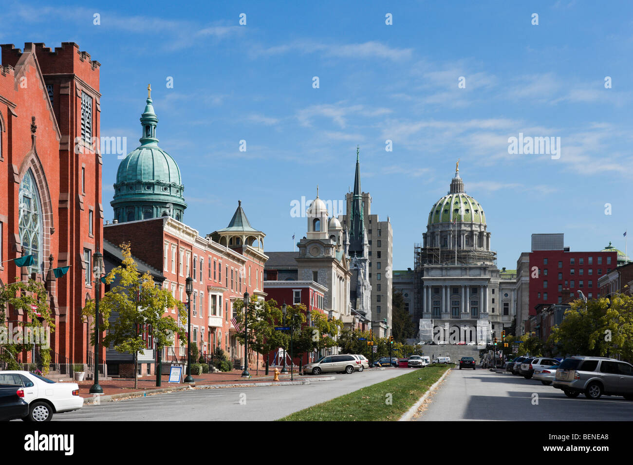 State Street mit dem Capitol-Gebäude am oberen & der Kuppel der St. Patrick Cathedral auf der linken Seite, Harrisburg, Pennsylvania, USA Stockfoto