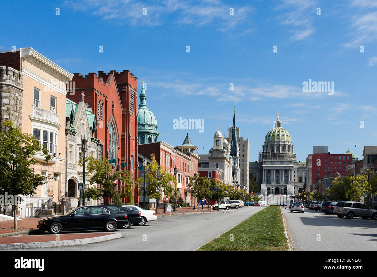 State Street mit dem Capitol-Gebäude am oberen & der Kuppel der St. Patrick Cathedral auf der linken Seite, Harrisburg, Pennsylvania, USA Stockfoto