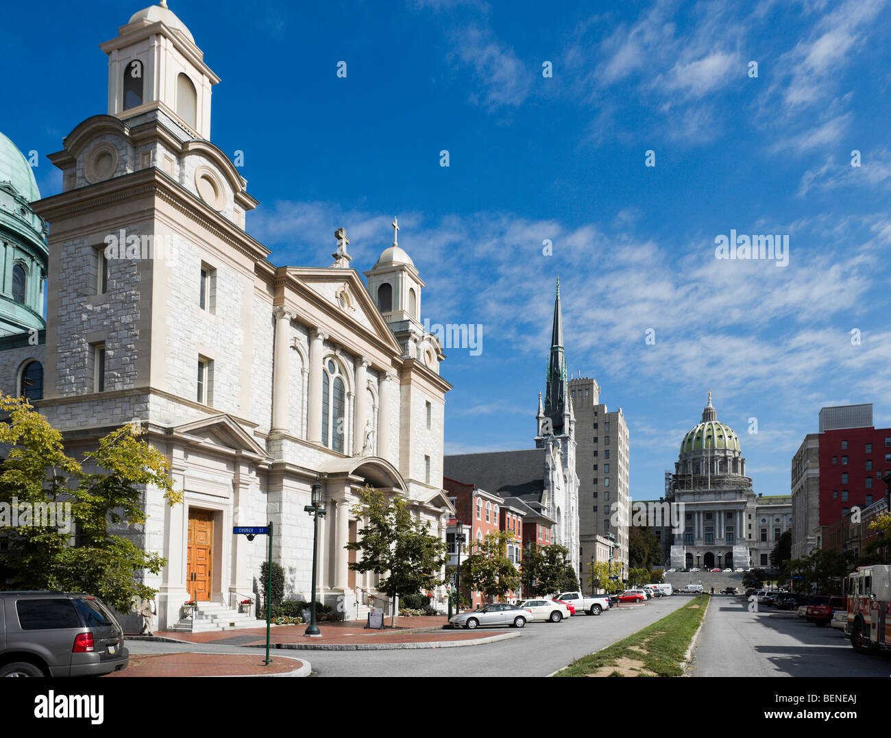 State Street mit dem Capitol-Gebäude an der Spitze und St. Patrick Kathedrale in den Vordergrund, Harrisburg, Pennsylvania, USA Stockfoto