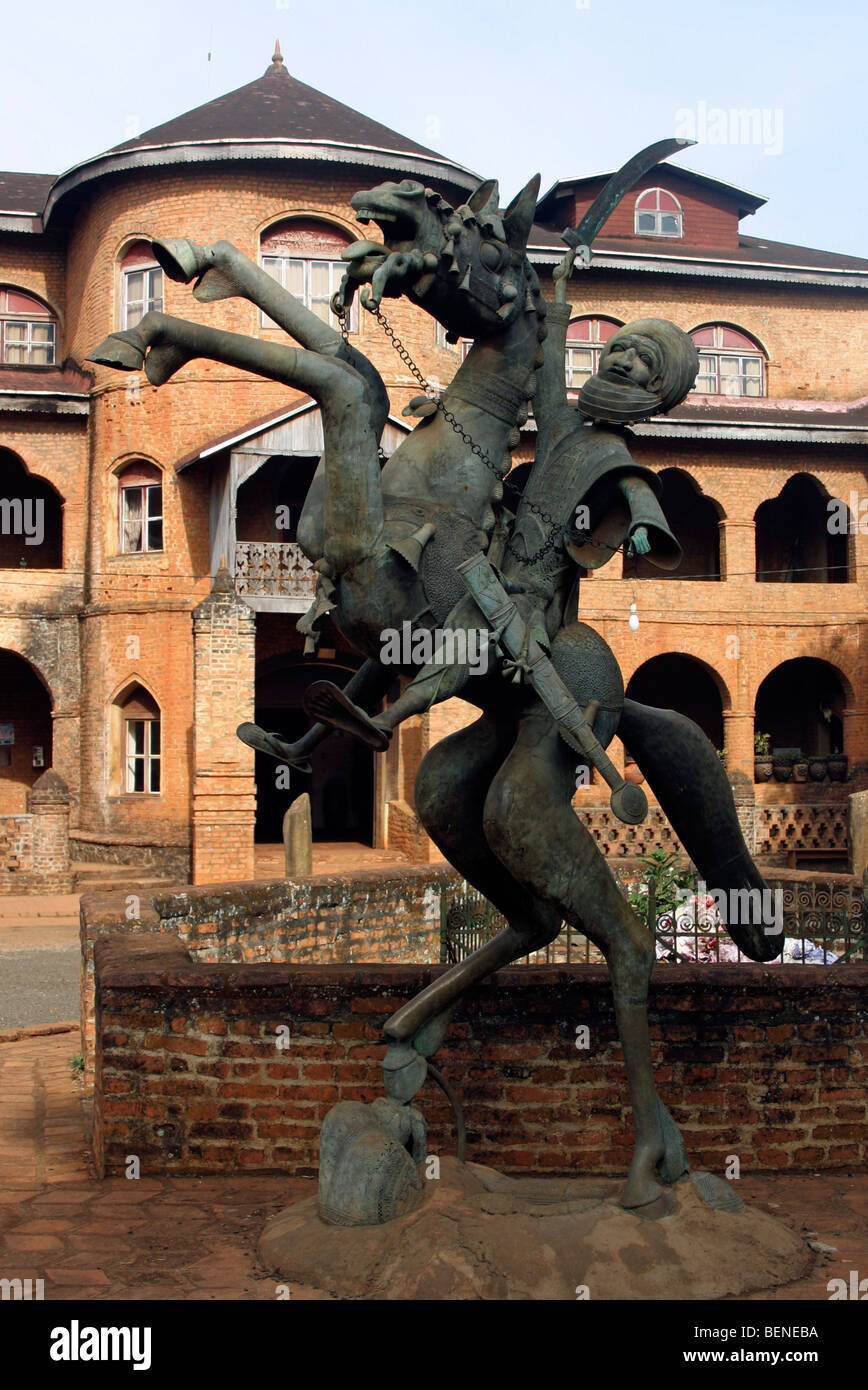 Reiterstandbild vor königlichen Palast von Sultan Bamun / Bamum in Foumban / Fumban, Kamerun, Zentralafrika Stockfoto