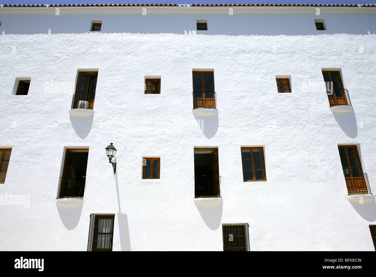 Ibiza Mittelmeer Inselarchitektur beherbergt im Sommerurlaub Stockfoto