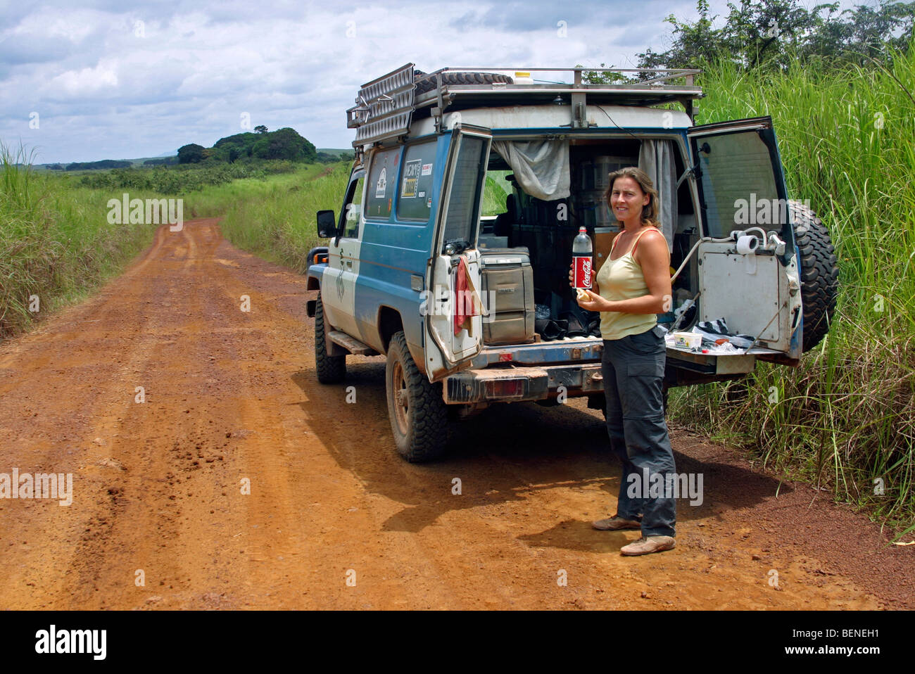 Abenteuerlustige Touristen mit Off-Road-geländegängigen Fahrzeug mit vier Rädern auf Feldweg in Gabun, Zentralafrika Stockfoto