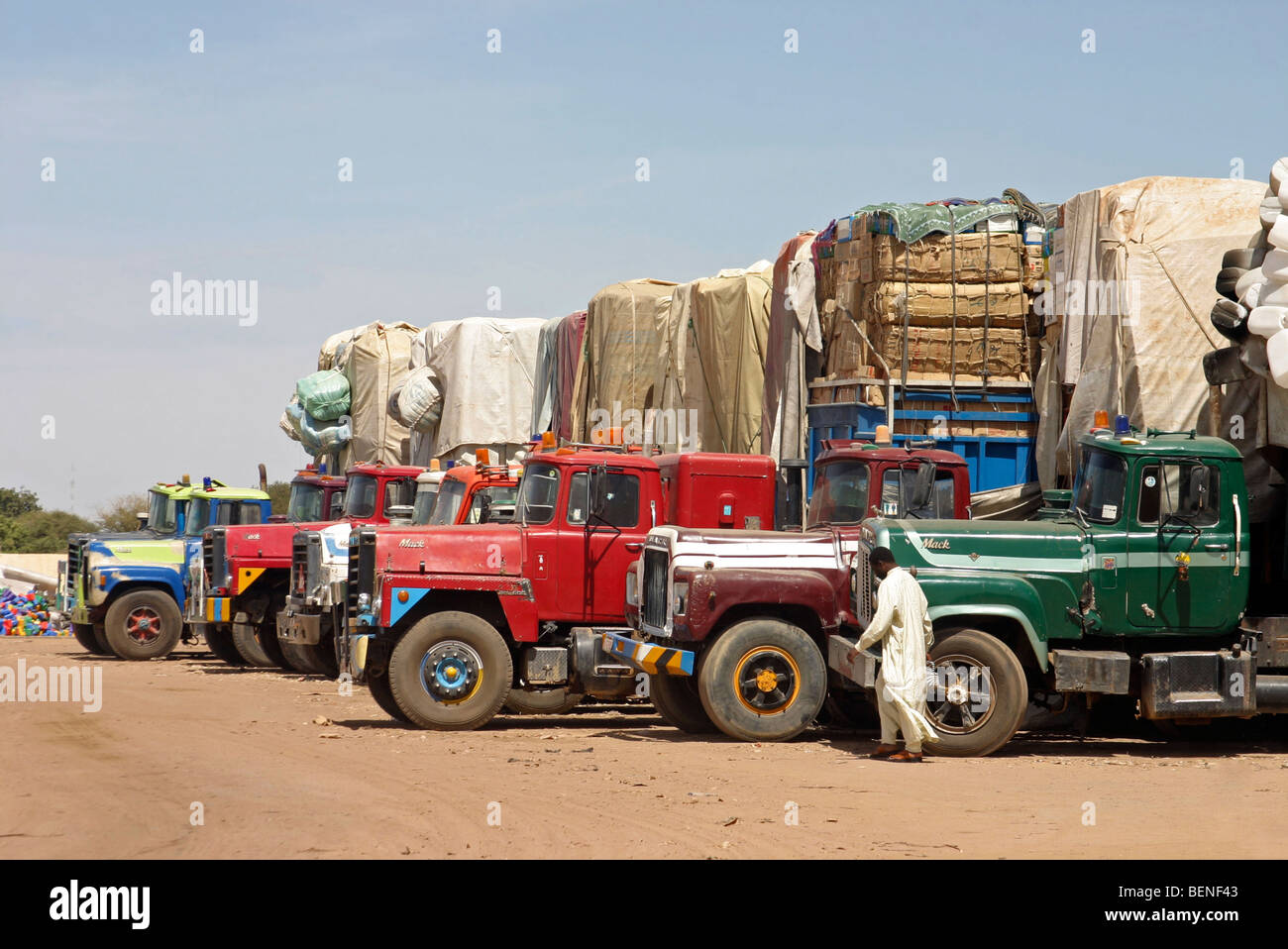 Schwer beladene LKW beladen mit waren im Tschad, Zentralafrika Stockfoto