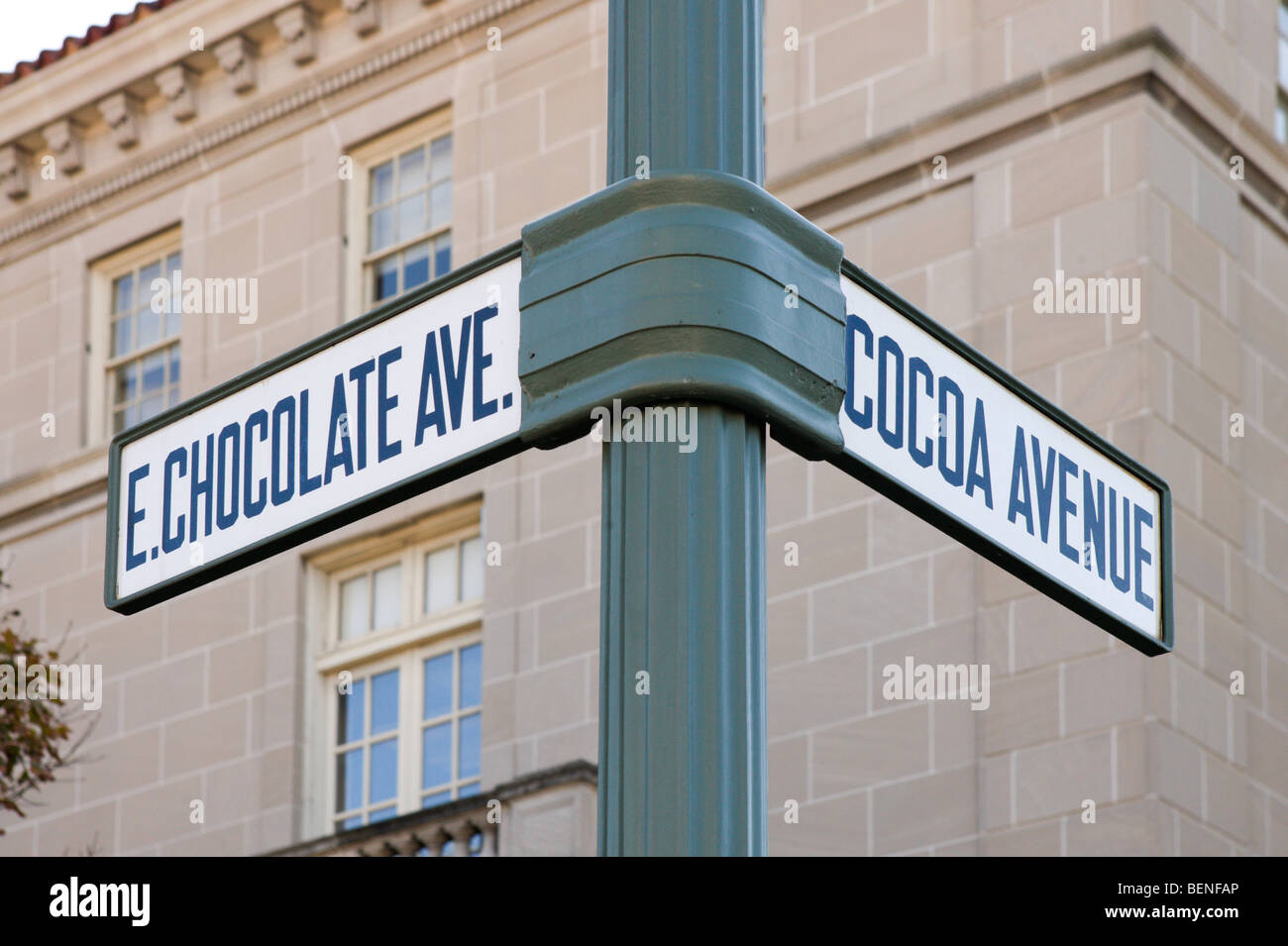 Straßenschild an der Kreuzung der Avenue Schokolade und Kakao Avenue, Hershey, Pennsylvania, USA Stockfoto