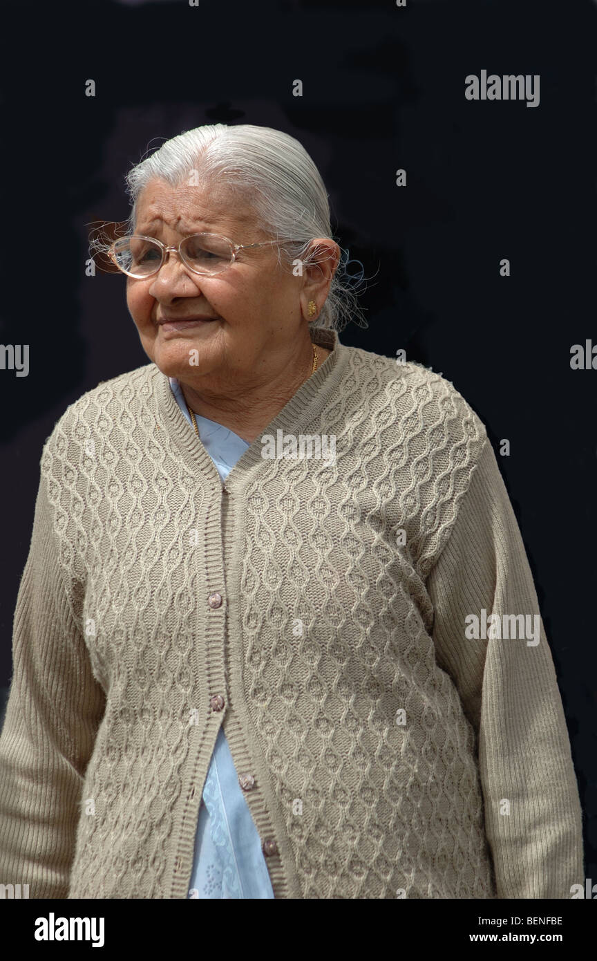 ältere asiatische Frau trägt Brille, Leicester, England, UK Stockfoto