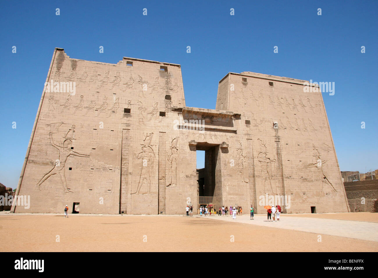Horus Tempel von Edfu, antiken ägyptischen Tempel befindet sich am Westufer des Nil, Ägypten, Nordafrika Stockfoto
