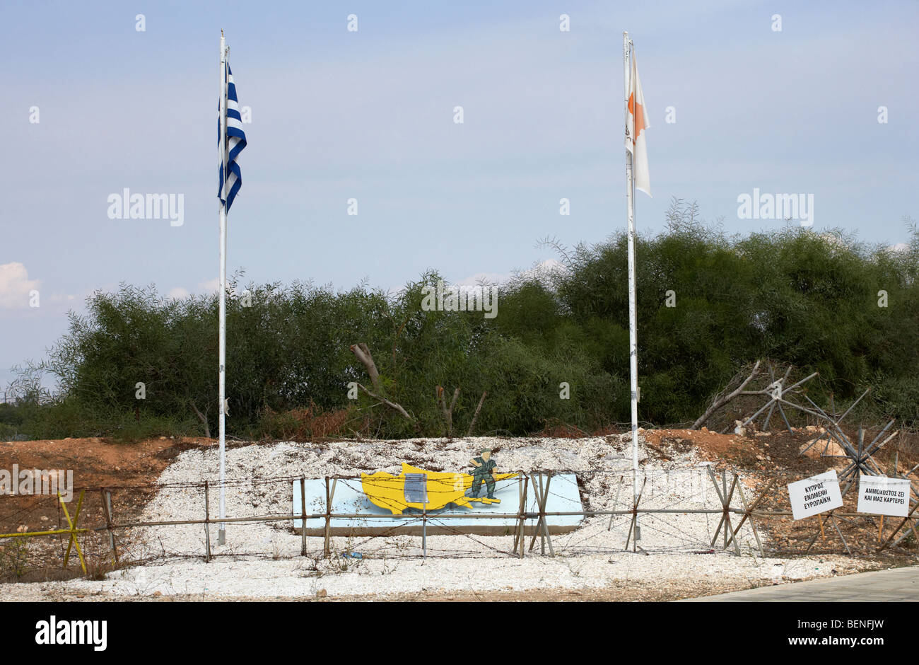 griechische zypriotische Armee Gedenkstätte Zeichen an die UN-Pufferzone im grünen Trennlinie zwischen Nord und Süd Zypern in famagusta Stockfoto