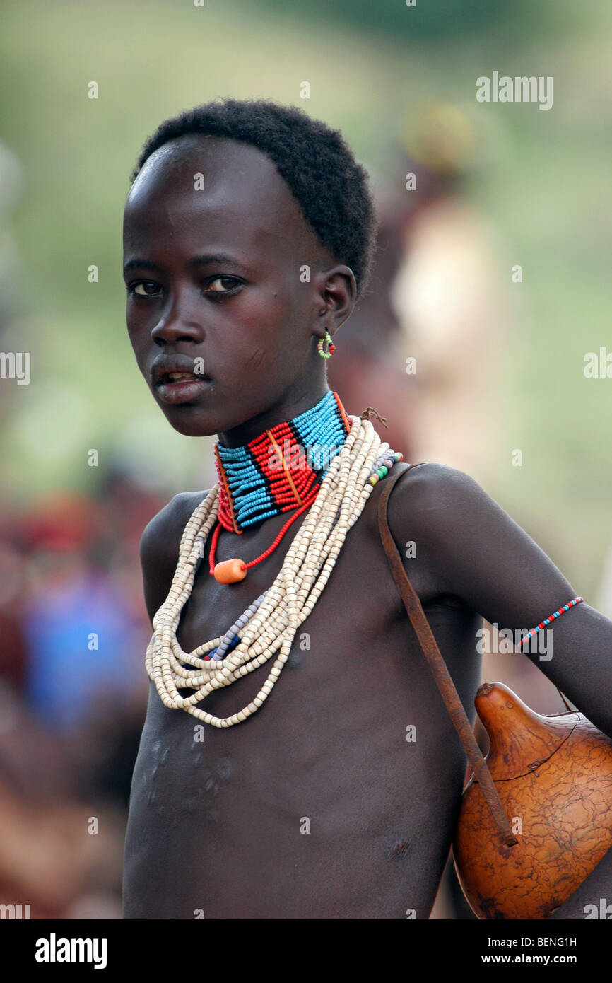 Junges Mädchen von der Bana / Bena Stamm in traditioneller Tracht tragen Halsketten mit bunten Perlen, Äthiopien, Südafrika Stockfoto