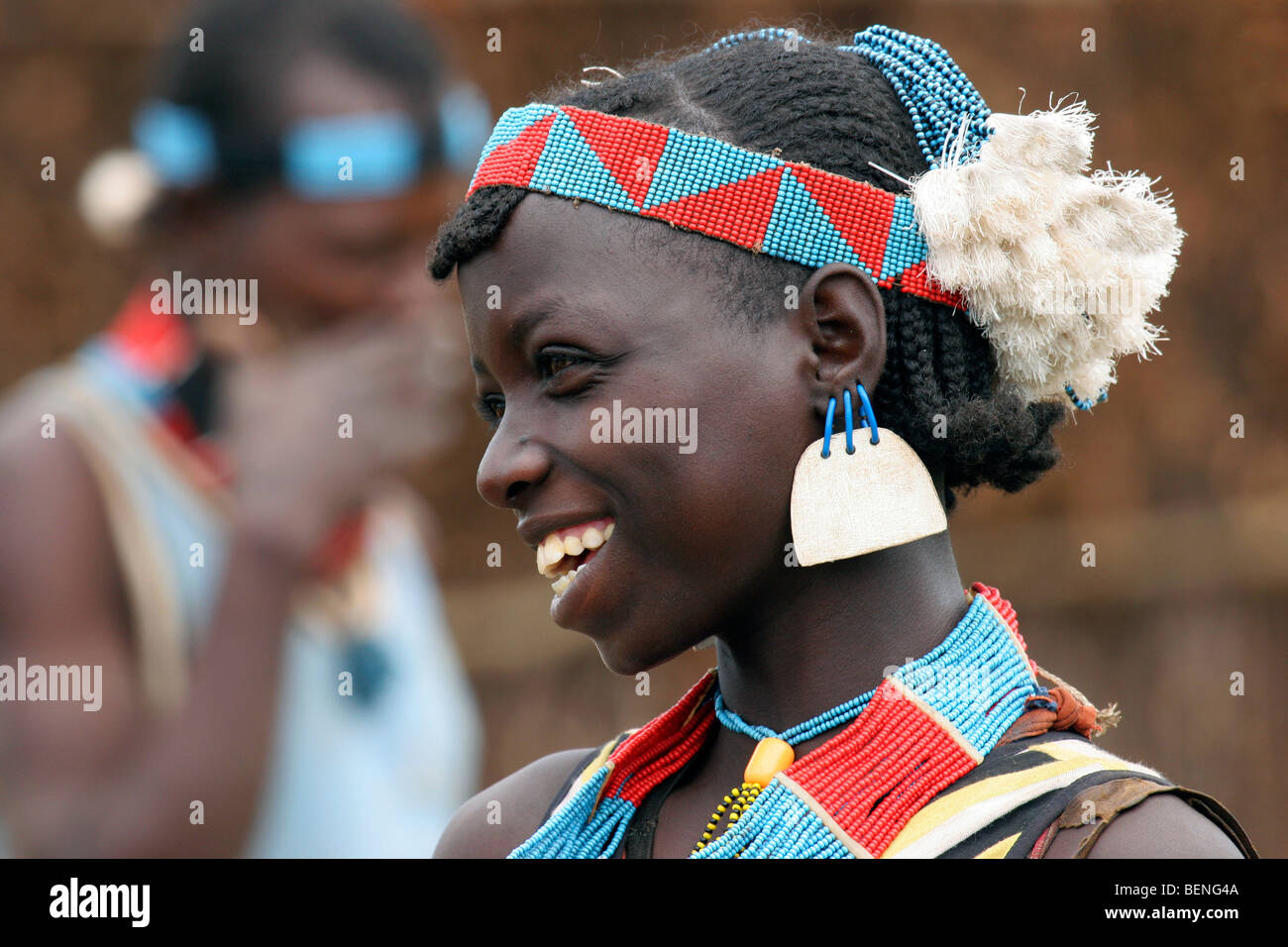 Frau von der Bana / Bena Stamm in traditioneller Tracht tragen bunte Perlen in Schlüssel Ferne, Äthiopien, Südafrika Stockfoto