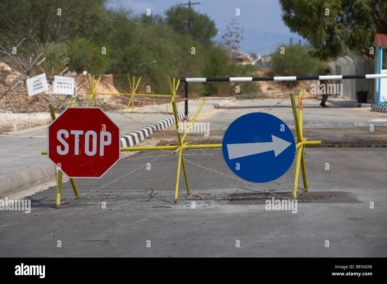 Straßensperre an griechischen zypriotischen Grenzkontrollstelle bei Famagusta auf der UN-Pufferzone im grünen Trennlinie zwischen Nord und Süd Zypern Stockfoto