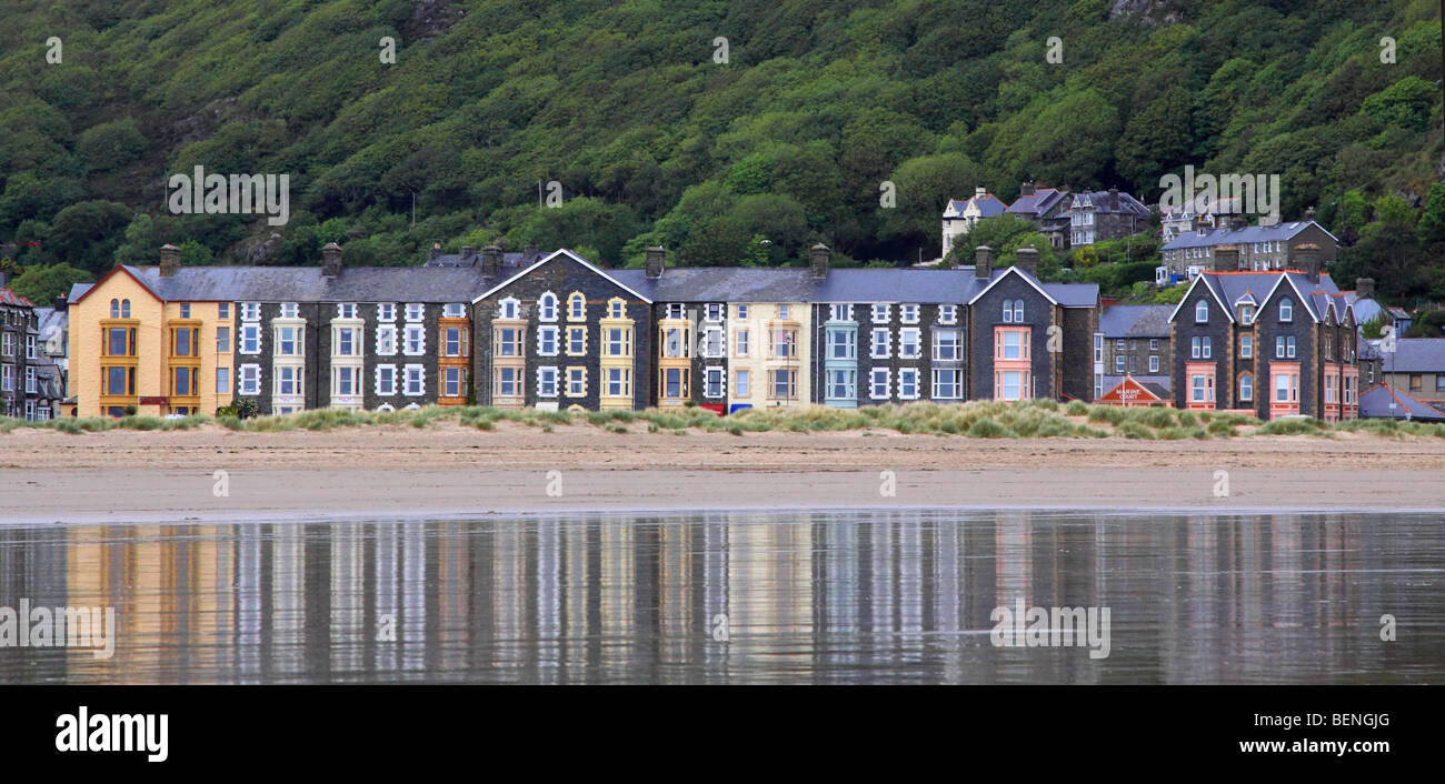 Barmouth Strandpromenade Reflexionen, Afon Mawddach Mündung, North Wales Großbritannien UK Stockfoto