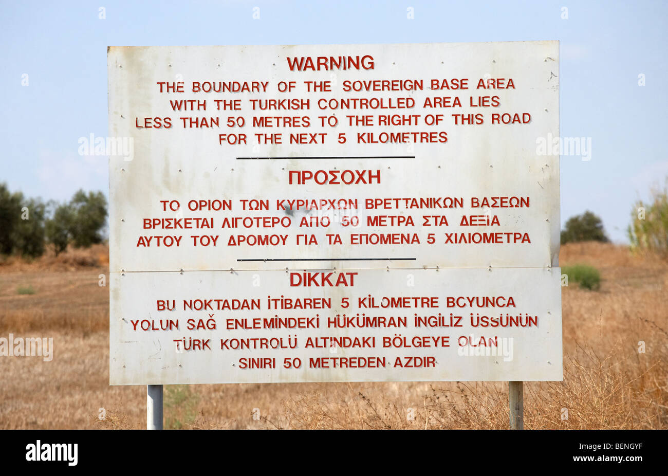 Warnschild vor der Grenze des türkischen, militärisch kontrollierten Gebietes des östlichen Sovereign Base Areas von Dhekelia in zypern Stockfoto