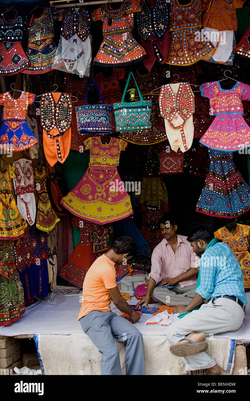 Dekorative Kleidungsstücke auf dem Display in Pushkar Rajasthan Indien Stockfoto