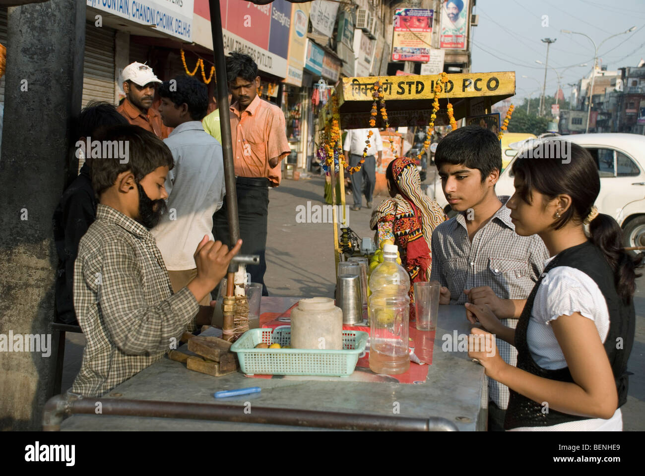 A Straßenszene in Chandni Chowk Delhi Indien Stockfoto