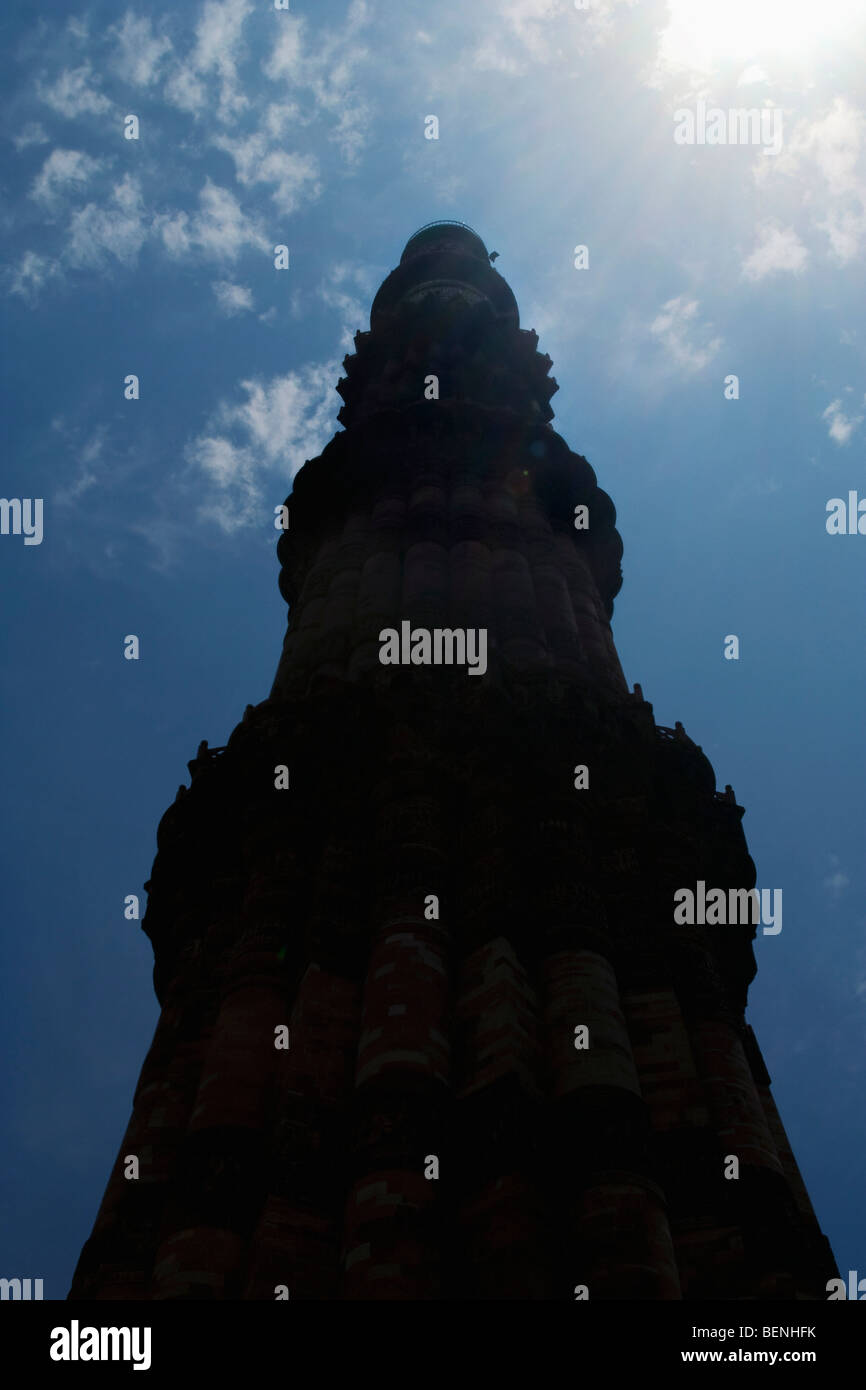 Qutub Minar ist der weltweit höchste Ziegel Minarett befindet sich inmitten der Ruinen der alten Jain-Tempel in Delhi Indien Stockfoto