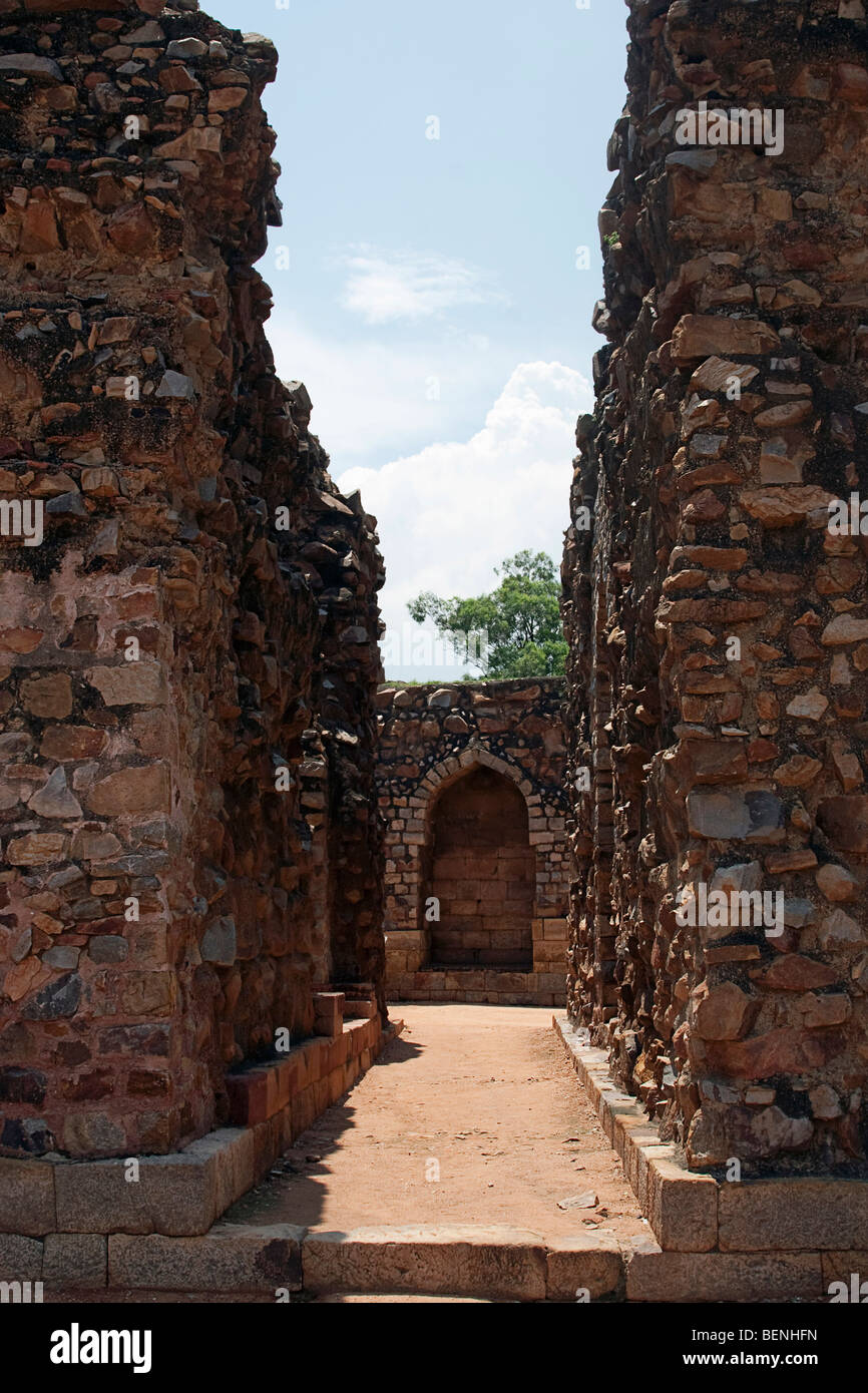 Qutub Minar ist der weltweit höchste Ziegel Minarett befindet sich inmitten der Ruinen der alten Jain-Tempel in Delhi Indien Stockfoto