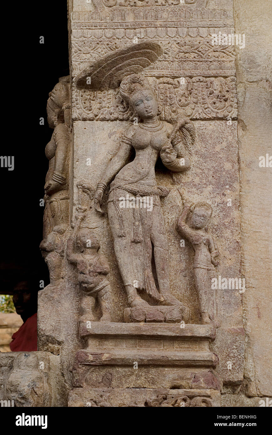 Skulptur von einem eine Frau an der Nandi Mandap Wand vor der Virupaksha Tempel in Pattadakal Karnataka Indien Stockfoto