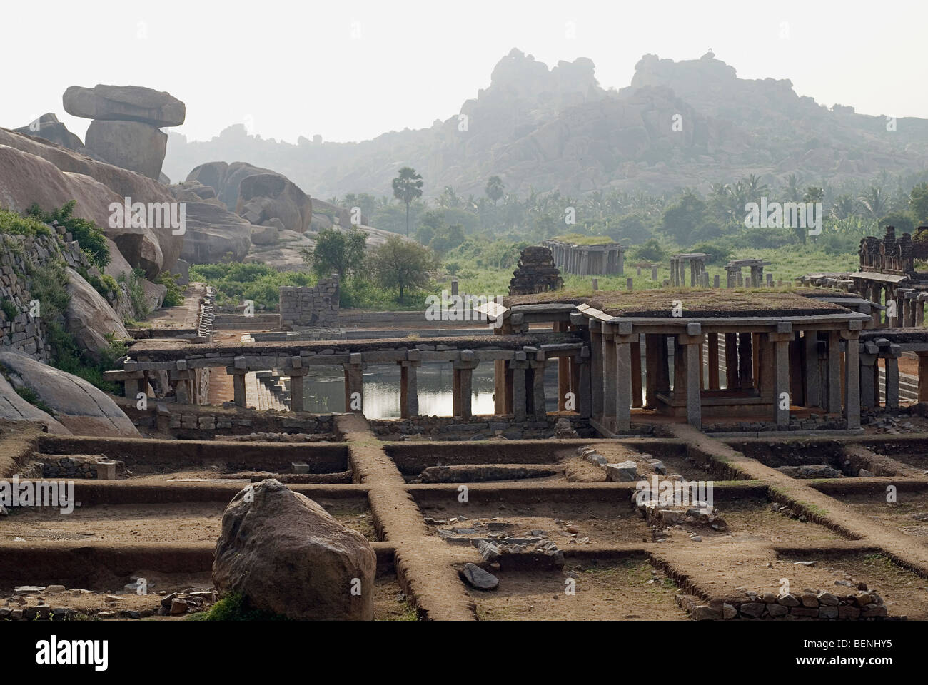 Krishna-Basar in Krishna Tempel eine teilweise eingestürzten südlich von Hemakuta Hill wurde gebaut, um eine militärische feiern Stockfoto