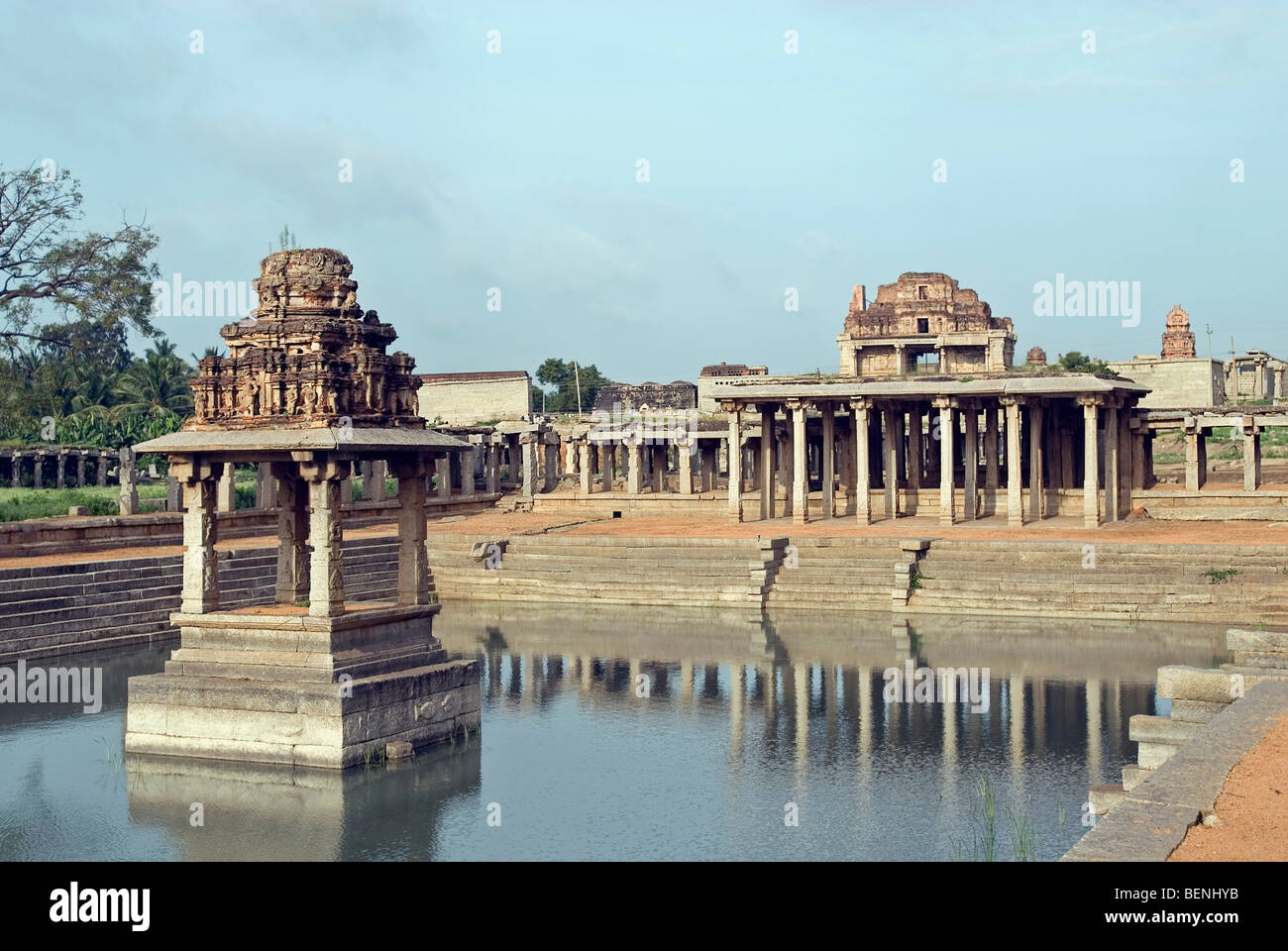 Pushkarni oder Schritt Krishna Basar im Krishna-Tempel gut neben ein teilweise eingestürzten Tempel südlich von Hemakuta Hill Stockfoto