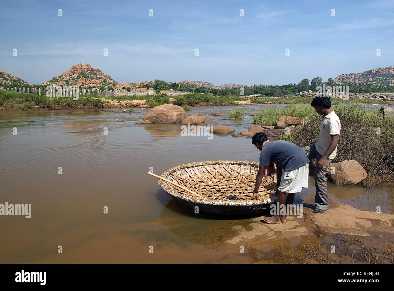 Männer an den Ufern des Flusses Tungabhadra in den Ruinen von Vijayanagar die ehemalige Hauptstadt von Vijayanagara Reich Hampi Stockfoto