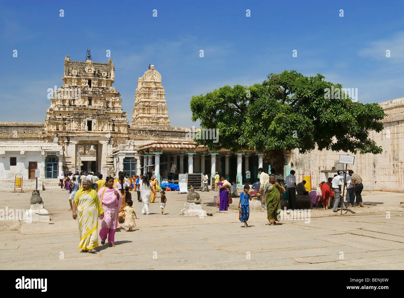Der Virupaksha-Tempel, auch genannt Pampapathi Tempel befindet sich am Fuße des Hemakuta Hill und umgebaut im Jahre 1510 für die Stockfoto