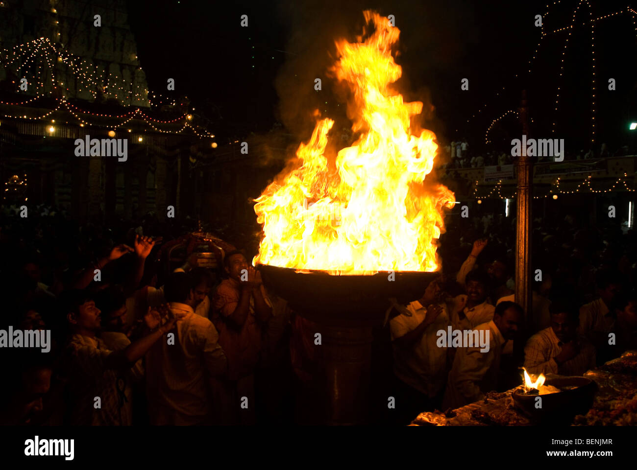 Karthigai Deepam Festival feierte im Tamil Monat des Karthigai (November - Dezember) beginnt am Uttradam Tag mit Flagge Stockfoto